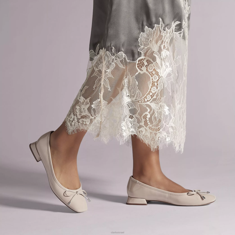 V268258 פטנט חול Clarks ubree 15 צעד