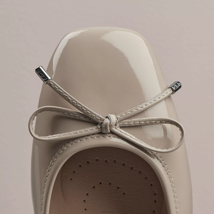 V268258 פטנט חול Clarks ubree 15 צעד